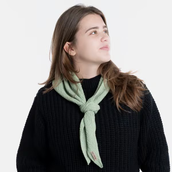 KNIT FACTORY | Yuna mini driehoek sjaal Sage Green - Afbeelding 3