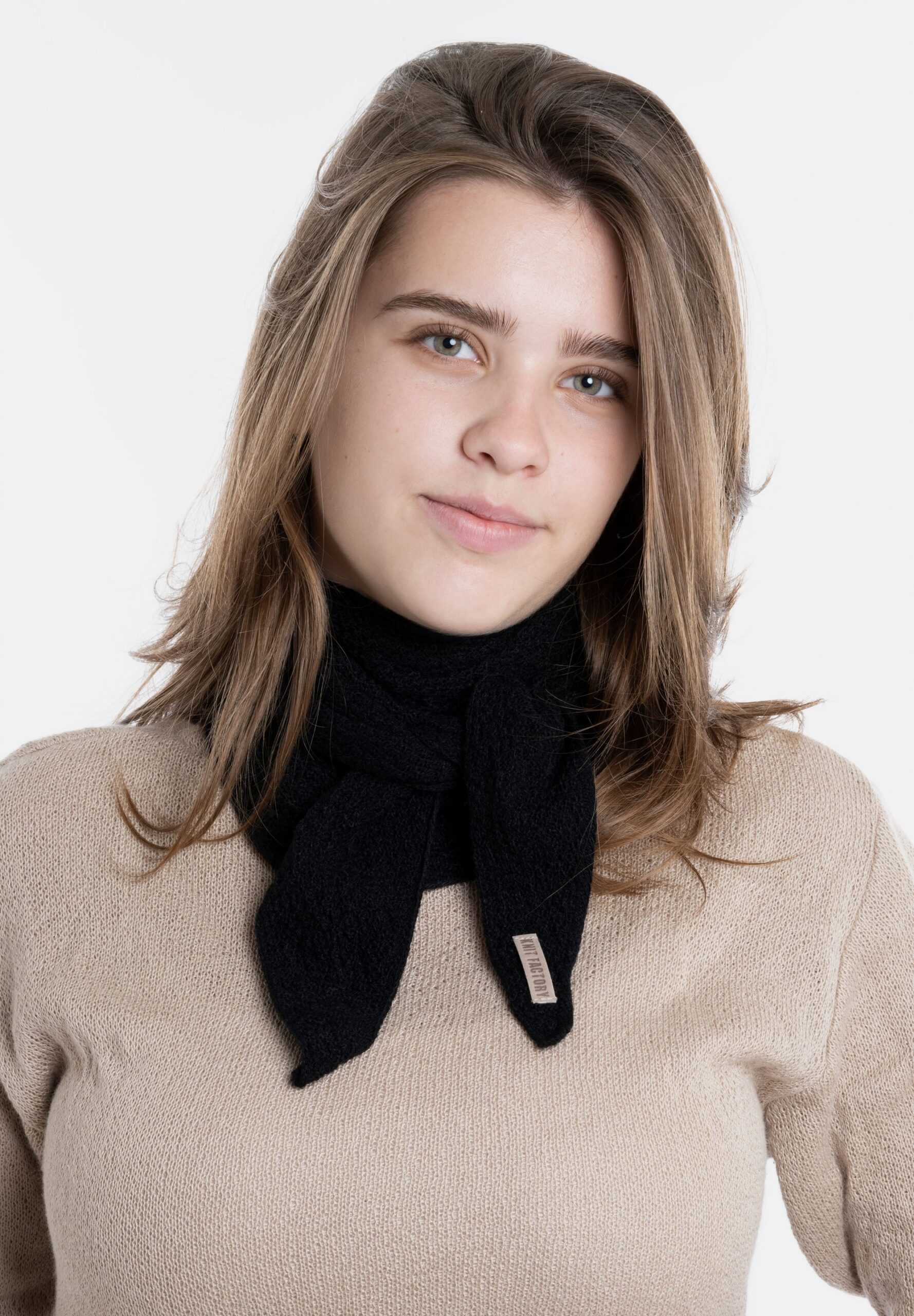 KNIT FACTORY | Yuna mini driehoek sjaal Black - Afbeelding 4